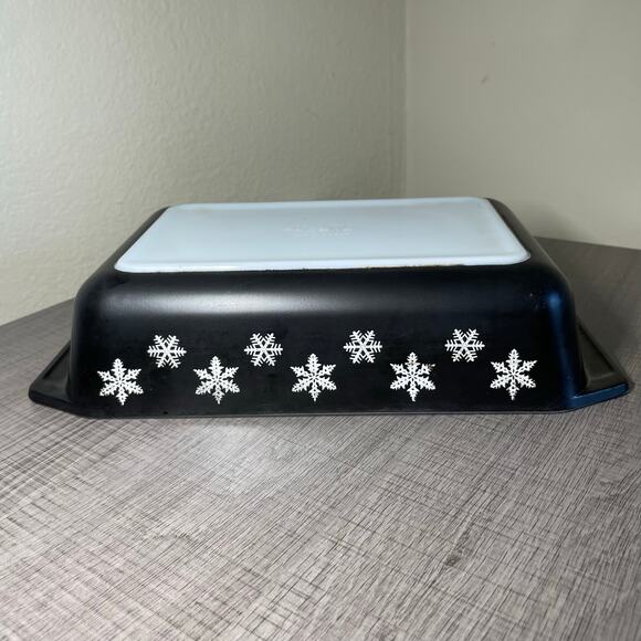 Black and White Snowflake Pyrex 575 B 2 quart Space saver - Picture 3 of 16